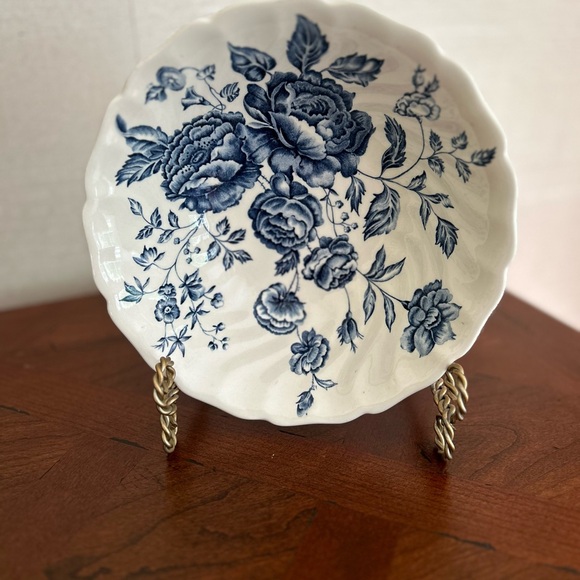Vintage Elizabeth by Johnson Brothers Round Serving Bowl, blue and white, table - Picture 6 of 9